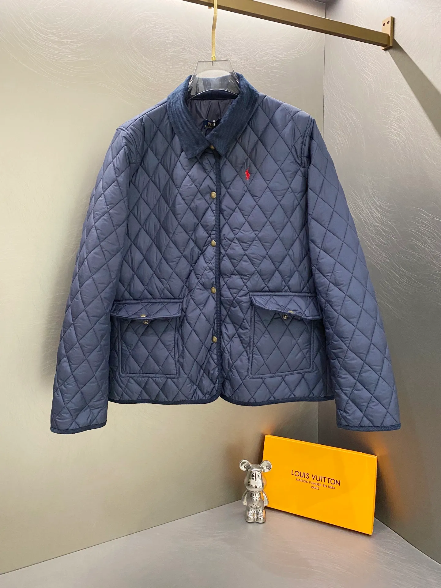 P340 Ralpah Lauren/Ralph Lauren diamond plaid lapel veteran cotton jacket, same style for men and women, British retro style, classic diamond Henry lapel thin cotton jacket, simple yet stylish, corduroy trimmed cuffs, collar, straight foldable, two-wear, fashionable, warm and not abrasive to the skin. Flap pockets are more practical and safer. The half-high collar has double-button closure on the front. The fabric has a certain anti-water effect, making it a timeless classic. The delicate embroidery of the pony on the left side of the chest is retro and will never go out of style. Color: navy khaki green Size: S-XL